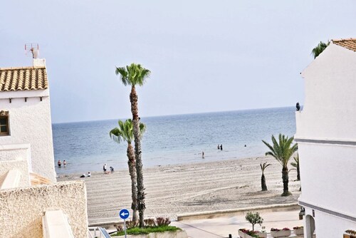 Duplex lumineux près de la plage à Santa Pola – Terrasse avec vue latérale sur la merAppartement duplex confortable pour 6 personnes, situé dans un quartier résidentiel calme, à quelques pas de la plage.Au rez-de-chaussée, vous trouverez un salo