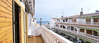 Duplex lumineux près de la plage à Santa Pola – Terrasse avec vue latérale sur la merAppartement duplex confortable pour 6 personnes, situé dans un quartier résidentiel calme, à quelques pas de la plage.Au rez-de-chaussée, vous trouverez un salo