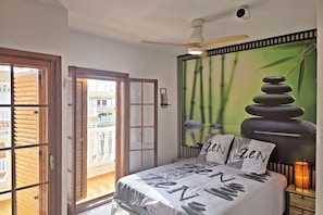 3 bedrooms, desk