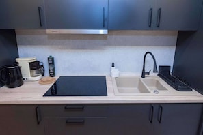 Wasserkocher mit Kaffee-/Teezubehör, Kühlschrank, Mikrowelle, Ofen