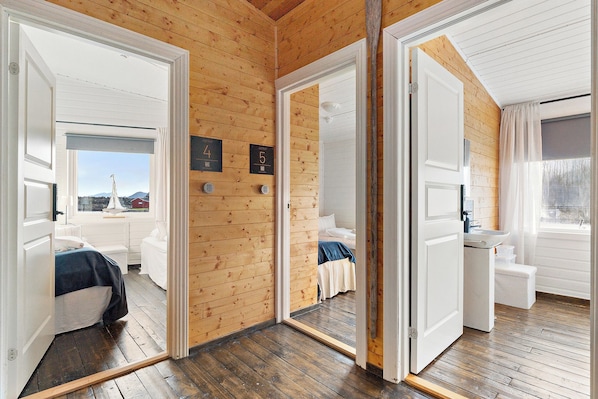 Hallway - Astra Whale - Waterfront Boutique Hostel in Lofoten (Vagan)