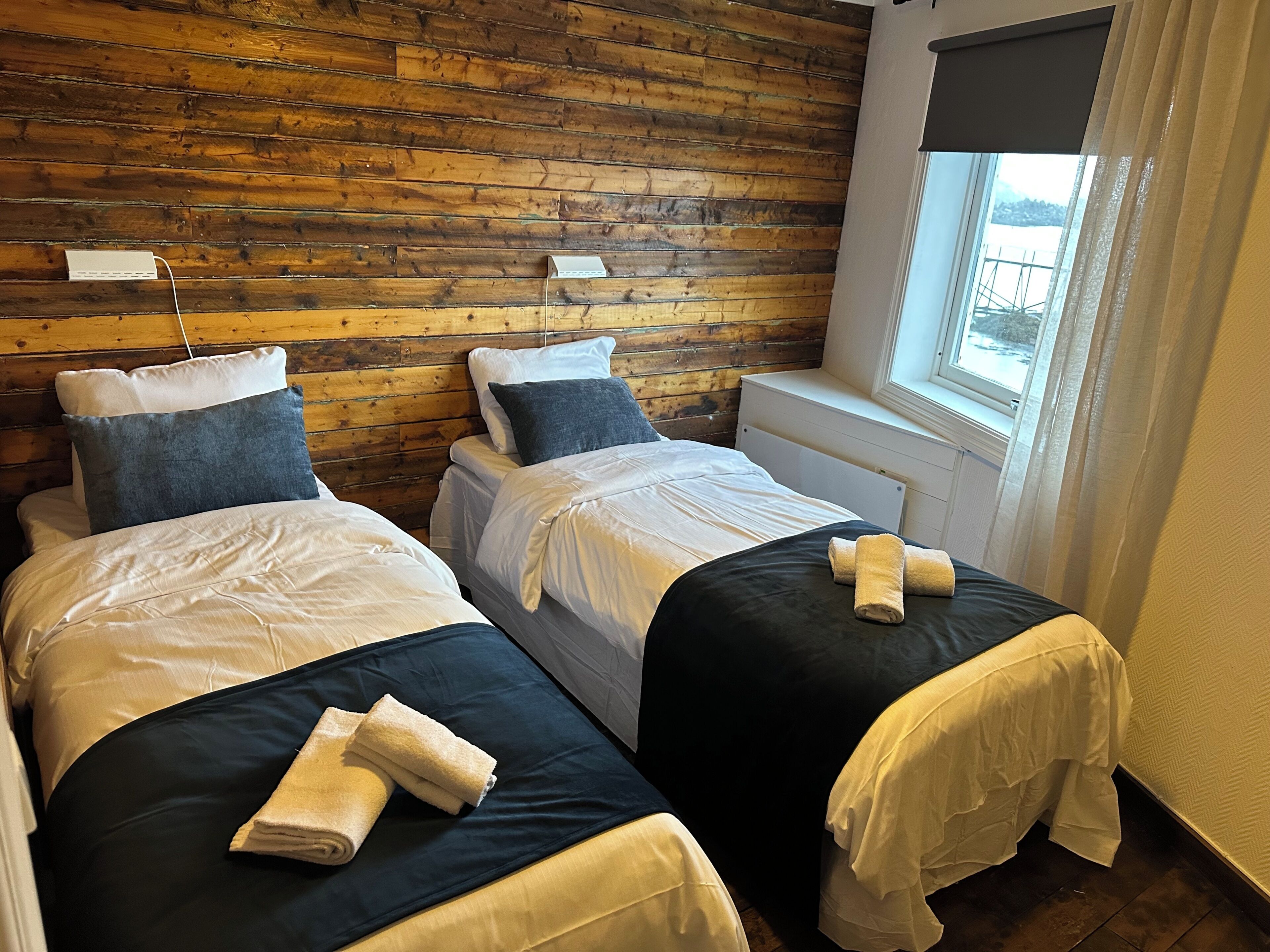 Kamer, 1 twee- of 2 eenpersoonsbedden, 2 eenpersoonsbedden, gedeeltelijk uitzicht op zee | Gratis wifi