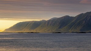 Un paisaje costero con montañas y mar tranquilo.