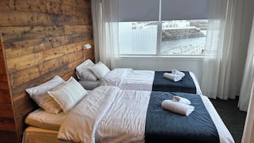 Kamer, 1 twee- of 2 eenpersoonsbedden, 2 eenpersoonsbedden, gedeeltelijk uitzicht op zee | Uitzicht vanuit de kamer
