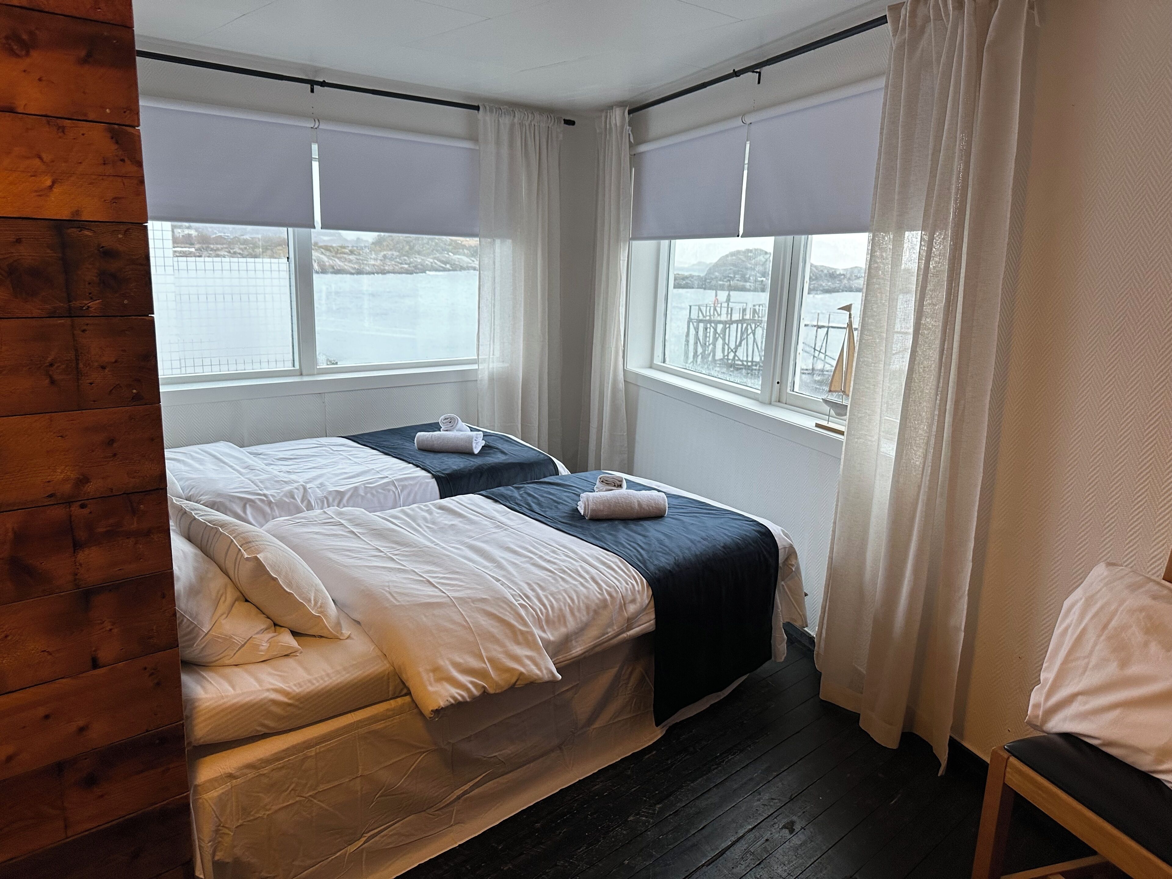 Doppel- oder Zweibettzimmer, 2 Einzelbetten, eingeschränkter Meerblick | Kostenloses WLAN, Bettwäsche