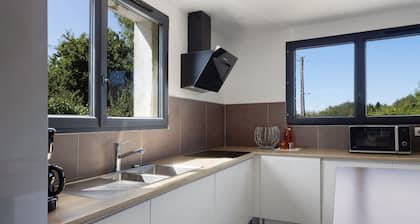 Family Home “Kernevez”: Near the Sea, Open View Upstairs, Private Terrace & Garden