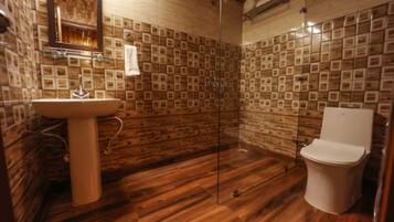 Ducha, artículos de higiene personal gratuitos, toallas y jabón