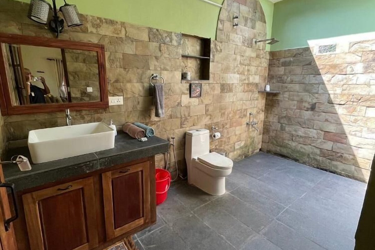 Habitación Deluxe doble, balcón, vistas a la piscina | Baño | Ducha, secador de pelo, toallas y jabón