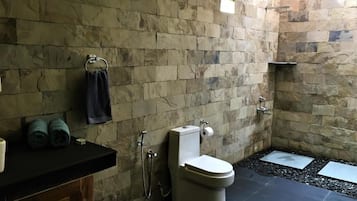 Pancuran mandi, pengering rambut, tuala disediakan, sabun
