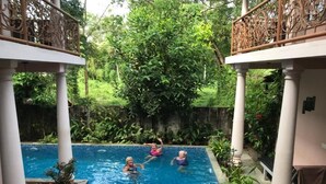 Una piscina al aire libre (de 08:00 a 20:30), tumbonas