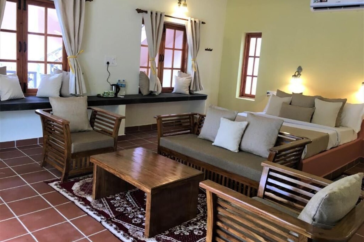Habitación Deluxe con 1 cama doble o 2 individuales, balcón, vistas a la piscina | Caja fuerte, cortinas opacas, sistema de insonorización y wifi gratis