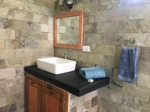 Shower, hair dryer, towels, soap - Mandaram villas (Mararikulam)