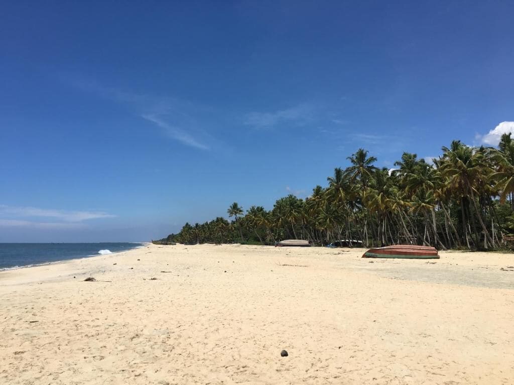 Beach nearby, white sand, sun-loungers, beach towels
