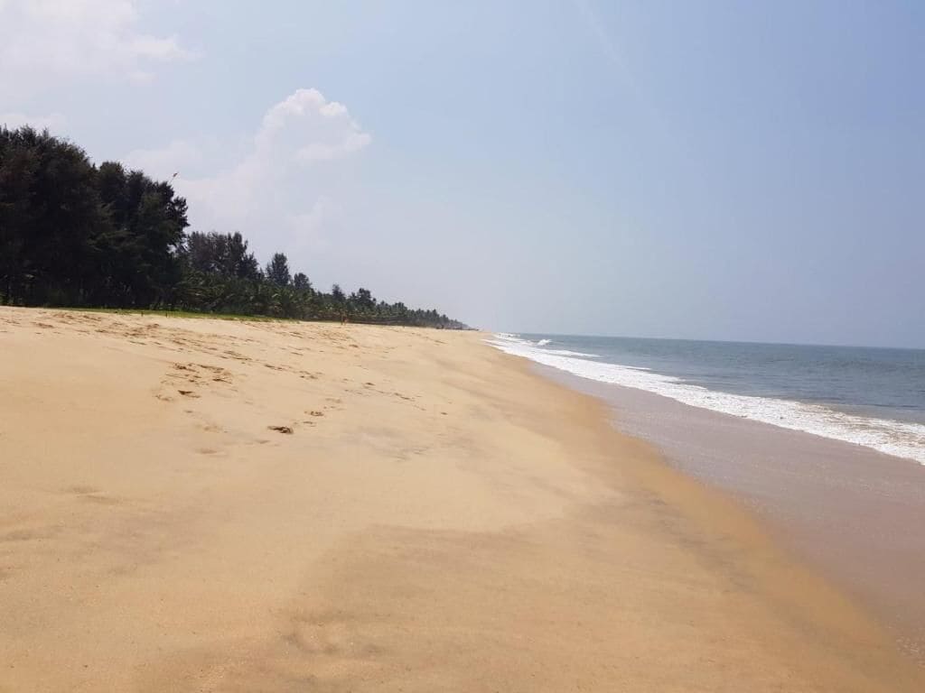 In Strandnähe, weißer Sandstrand, Liegestühle, Strandtücher