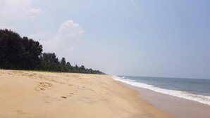 Ubicación cercana a la playa, arena blanca, tumbonas y toallas de playa