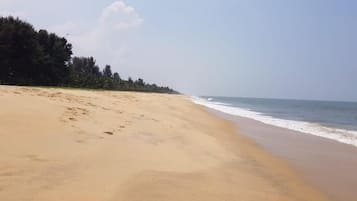 In Strandnähe, weißer Sandstrand, Liegestühle, Strandtücher