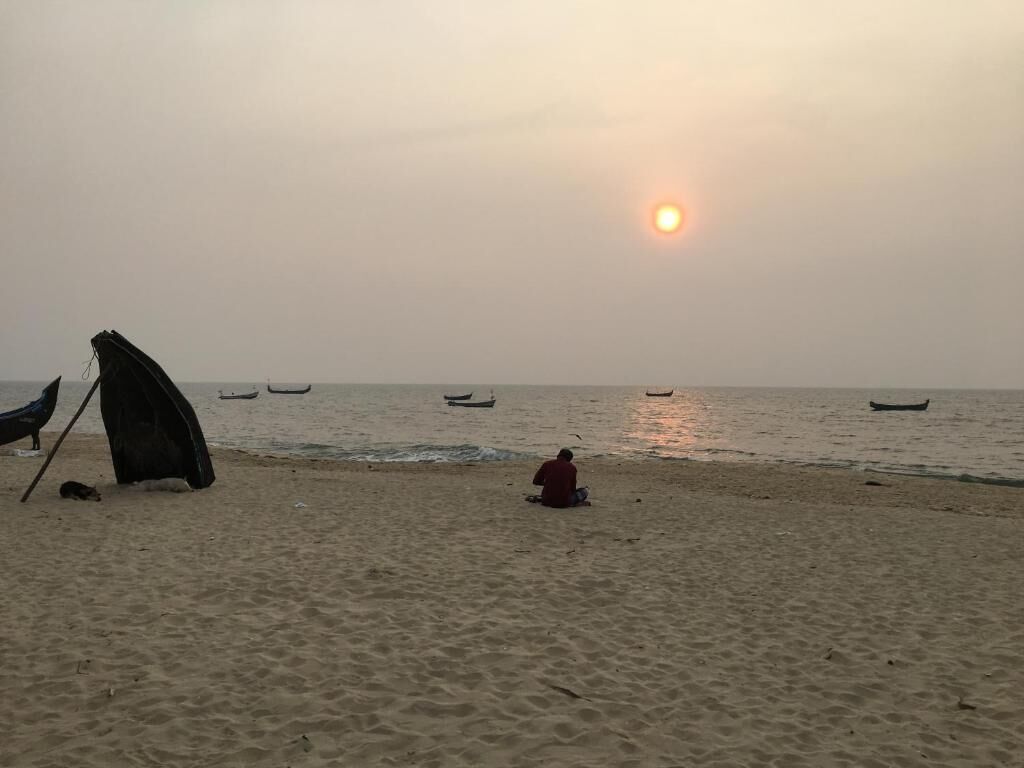 Beach nearby, white sand, sun-loungers, beach towels