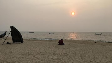 Beach nearby, white sand, sun-loungers, beach towels