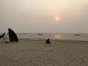 Beach nearby, white sand, sun-loungers, beach towels - Mandaram villas (Mararikulam)