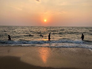 Beach nearby, white sand, sun-loungers, beach towels - Mandaram villas (Mararikulam)