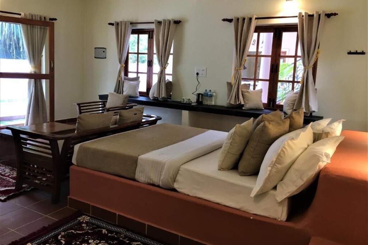 Habitación Deluxe doble, balcón, vistas a la piscina | Caja fuerte, cortinas opacas, sistema de insonorización y wifi gratis