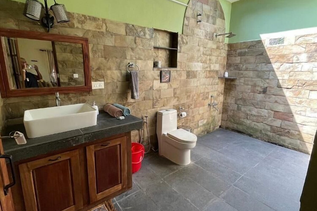 Habitación Deluxe doble, balcón, vistas a la piscina | Baño | Ducha, secador de pelo, toallas y jabón
