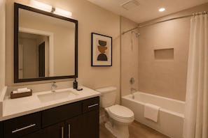 Suite | Bathroom - Avenue Crest Hotel (Toronto)