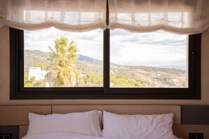 Iron/ironing board, internet, bed sheets - Luxury House Near Barcelona (Alella)