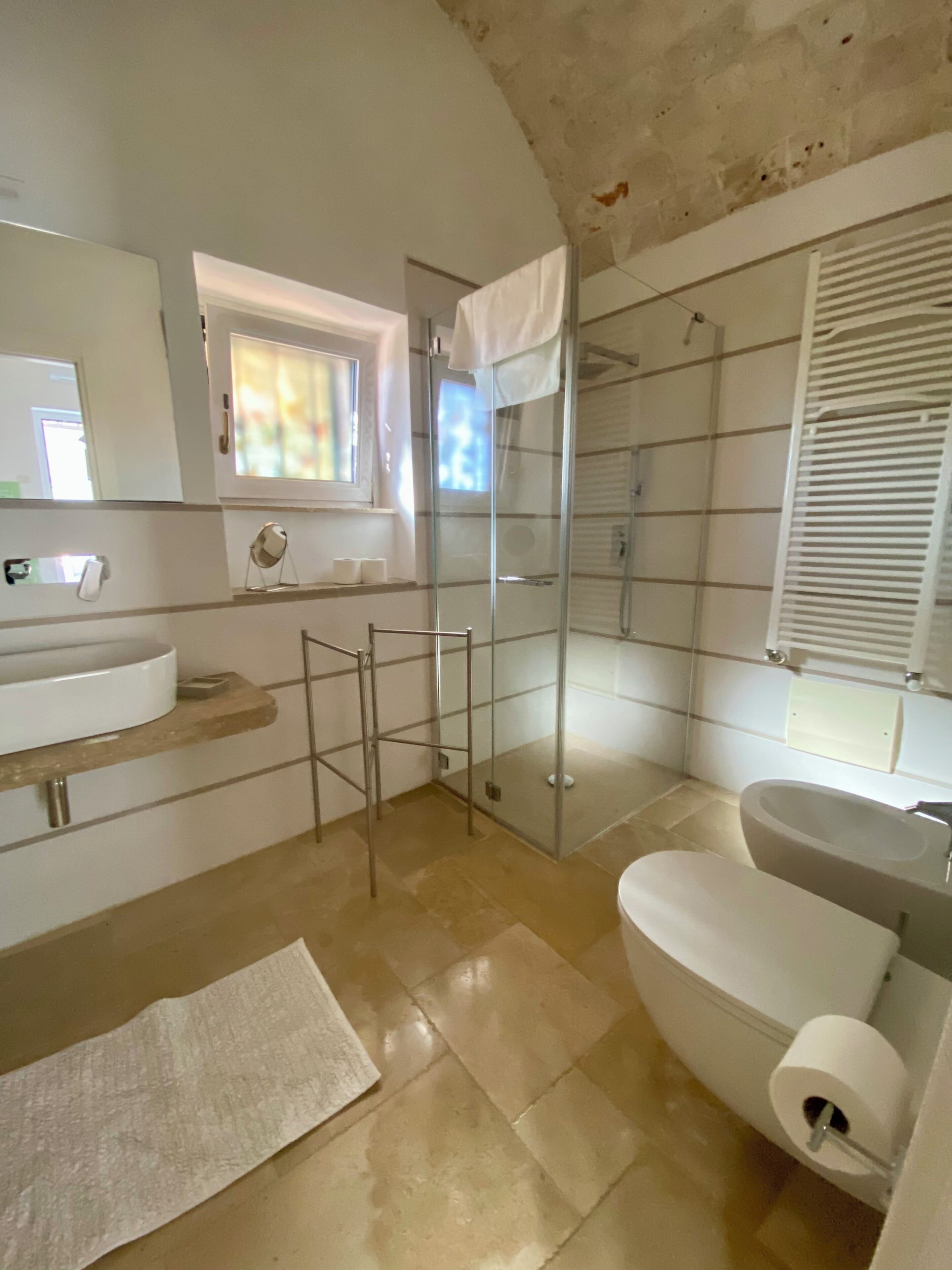 Chambre Quadruple, vue jardin | Salle de bain | Douche, sèche-cheveux, serviettes fournies, savon