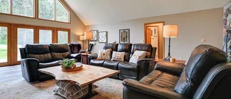 House (5 Bedrooms) | Interior