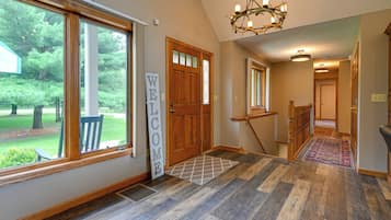 House (5 Bedrooms) | Interior