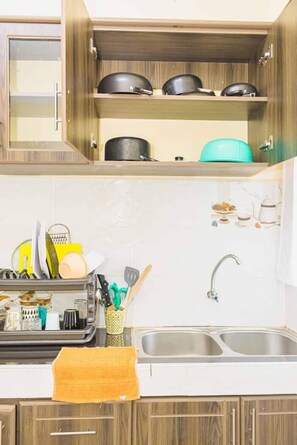 Refrigerador, microondas, horno y tetera eléctrica