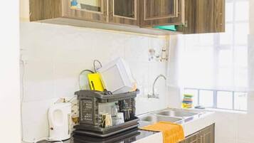 Kühlschrank, Mikrowelle, Ofen, Wasserkocher