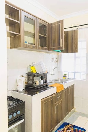 Fridge, microwave, oven, electric kettle - Grace Homestays (Nanyuki)