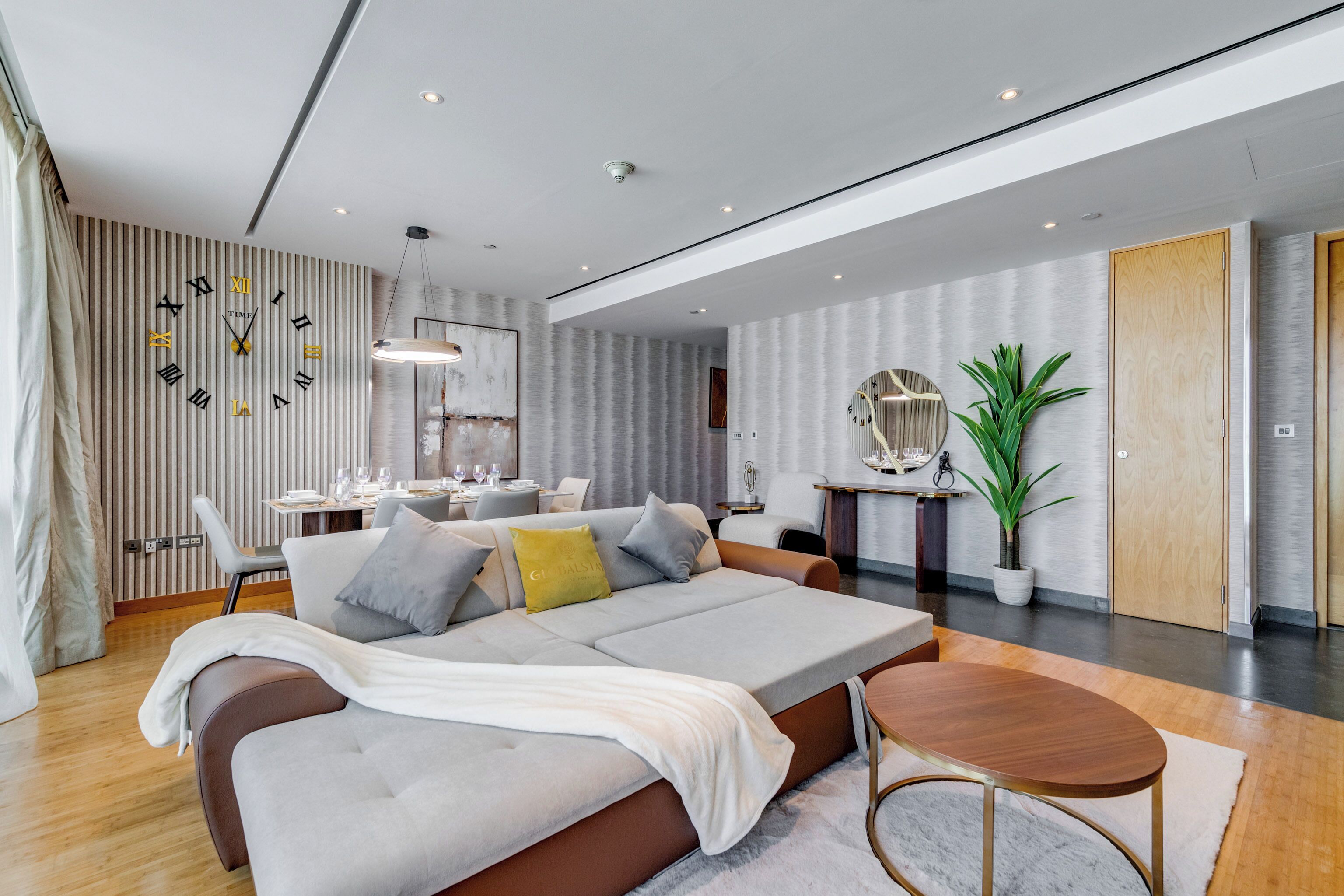Deluxe-Apartment, 1 Schlafzimmer, Balkon, Stadtblick | Wohnbereich | 43-Zoll-Flachbildfernseher mit Digitalempfang, Netflix