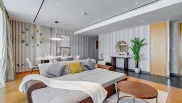 Deluxe-Apartment, 1 Schlafzimmer, Balkon, Stadtblick | Wohnbereich | 43-Zoll-Flachbildfernseher mit Digitalempfang, Netflix