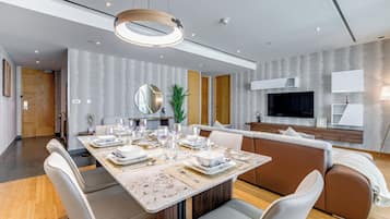 Deluxe-Apartment, 1 Schlafzimmer, Balkon, Stadtblick | Eigene Küche | Kühlschrank, Mikrowelle, Ofen, Herdplatte