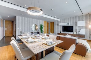 Apartamento luxo, 1 quarto, sacada, vista para a cidade | Cozinha privada | Cafeteira/chaleira, geladeira, micro-ondas, fogão