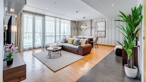 Un salon moderne avec un canapé, une table basse et une grande fenêtre.