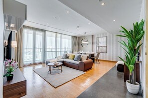 Apartamento luxo, 1 quarto, sacada, vista para a cidade | Área de estar | TV de tela plana 43 polegadas com canais digitais, Netflix