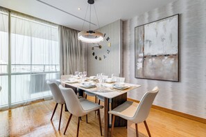 Deluxe Apartment, 1 Bedroom, Balcony, City View | Dining room - GlobalStay BurJuman Vista (Dubai)