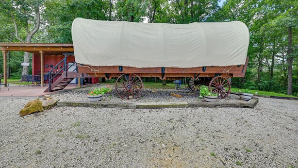 A covered wagon with a wooden structure in the background. - 50-acre 'pioneers Paradise' 8 Mi to Mammoth Cave! (Brownsville)