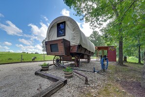 A covered wagon with a curved roof, wooden wheels, and a small window. - 50-acre 'pioneers Paradise' 8 Mi to Mammoth Cave! (Brownsville)