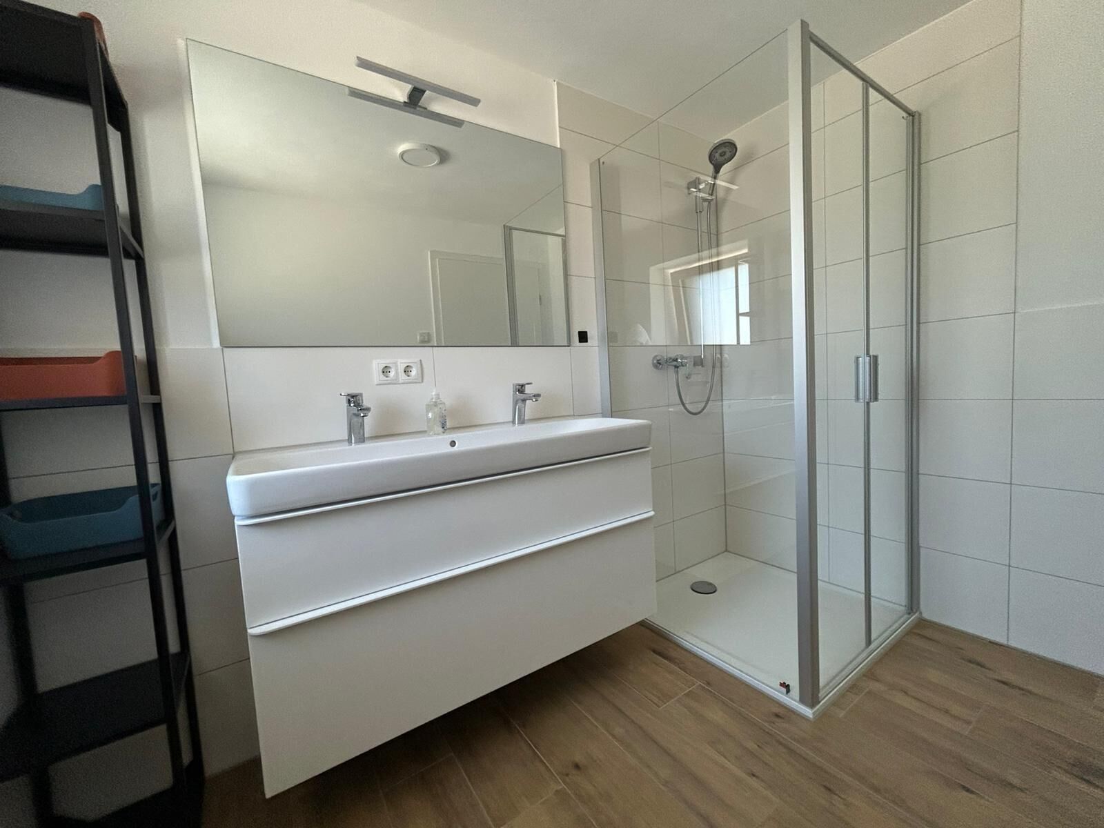 Dusche, Haartrockner, Handtücher, Toilettenpapier