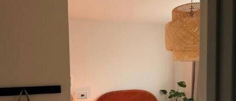 3 habitaciones, tabla de planchar con plancha, wifi y ropa de cama