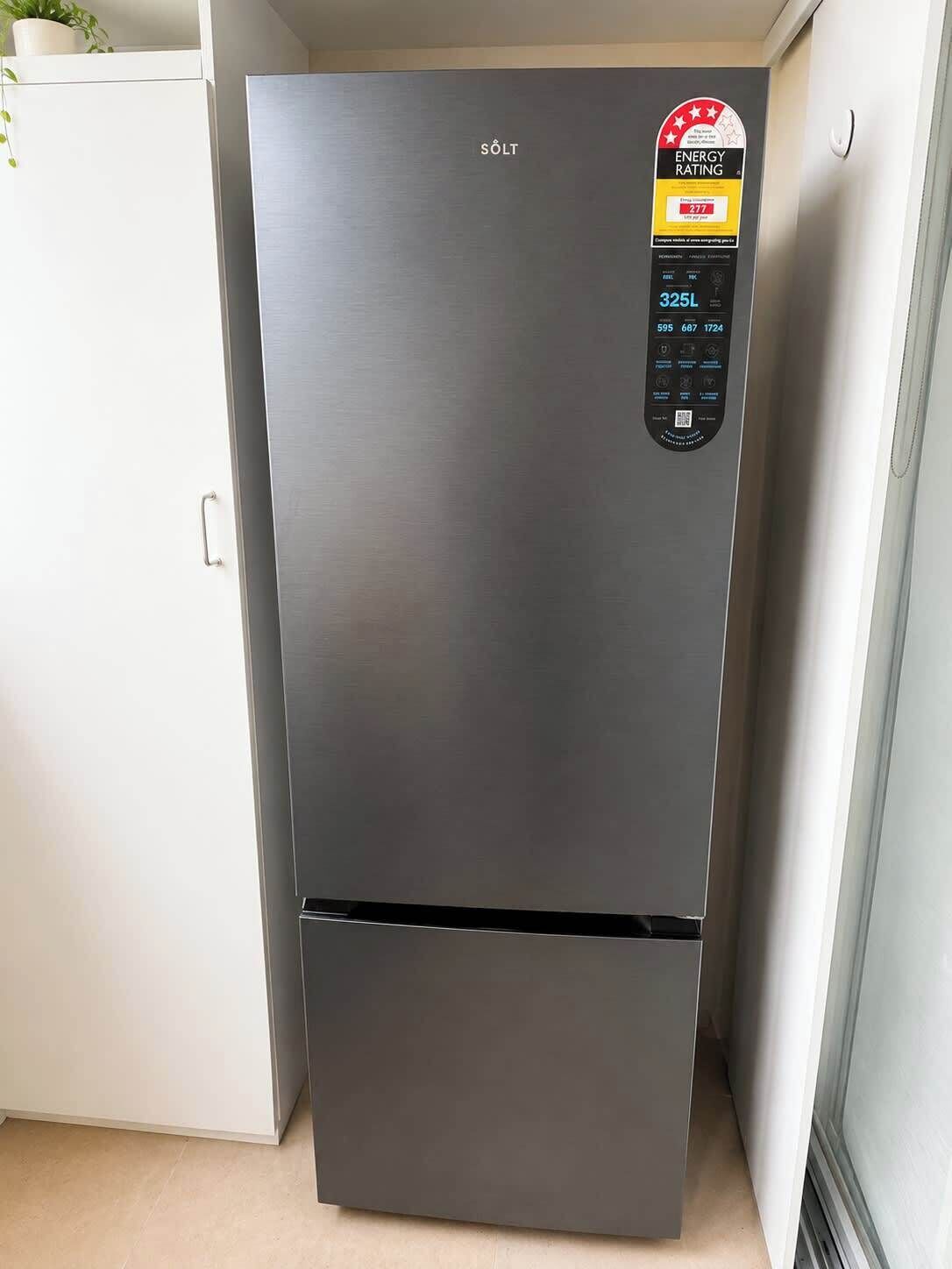 Ein Edelstahl-Kühlschrank mit digitaler Anzeige und Energielabel.