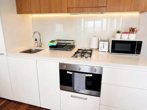 Kühlschrank, Mikrowelle, Herdplatte, Geschirrspüler