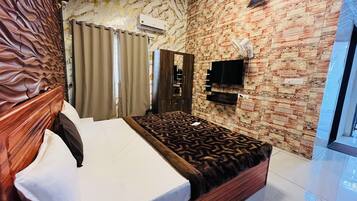 WiFi (free), bed sheets