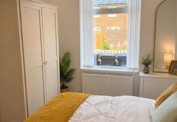 4 Bedroom House Sleeps 7 -Free Parking -Co-op Live - Derbyshire