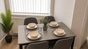 Dining - 4 Bedroom House Sleeps 7 -free Parking -co-op Live (Manchester)